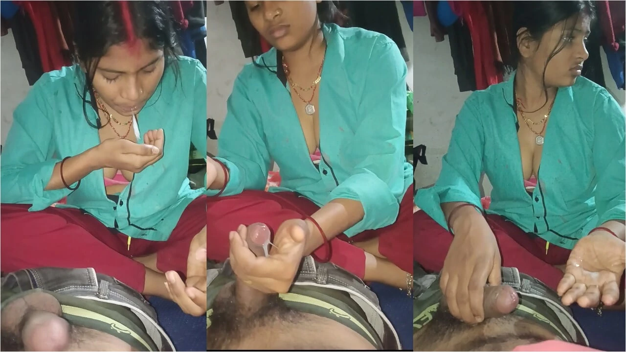 The girlfriend of the neighborhood came to the boyfriend's house at night and took out the water from the penis with her hand and talked about getting rid of her pussy ass.